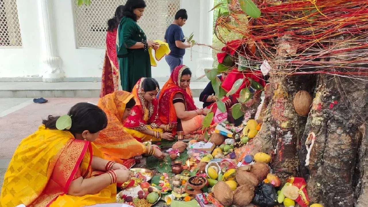 आज देश भर में वट सावित्री व्रत का त्योहार मनाया जा रहा है सुहागिन महिलाएं अपनी पति की लंबी उम्र और पति की बढ़ोतरी के किए ये व्रत रखती है सनातन धर्म शास्त्रों में और भी कई व्रतों का वर्णन मिलता है. लेकिन ज्येष्ठ अमावस पर मनाया जाने वाला यह व्रत विशेष महत्व रखता है